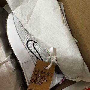 Nike Women's White Sneakers Nike interact run size 8.5 new in box